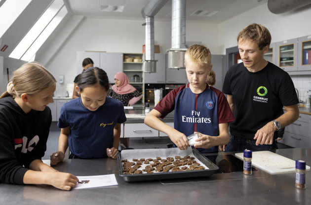 besøg om madspild hvor eleverne laver rugbrødschips